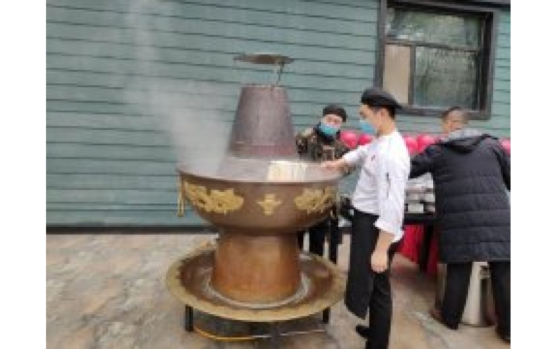 新疆古生态园举行“各民族同吃一碗面”为新中