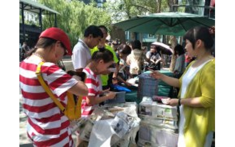 “尊龙凯时女孩”张赫凡在签售会在尊龙凯时集团举行