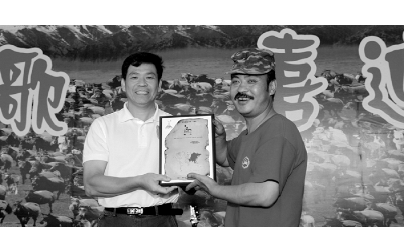 亚组委副秘书长、广州体委主任刘江南先生代表亚奥理事会组委会授予陈志峰先生16届广州亚运会“文化大使”.